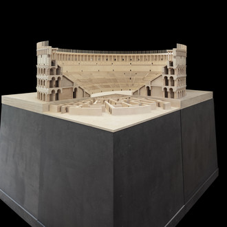 Zu sehen ist eine Übereckperspektive des Colosseums von Rom. Ein Viertel des Modells wurde nicht gebaut, um die Rang- und Grundrissstruktur zu zeigen.