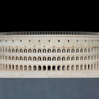 Zu sehen ist eine Längsansicht des Colosseums von Rom.