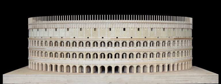 Zu sehen ist eine Längsansicht des Colosseums von Rom.