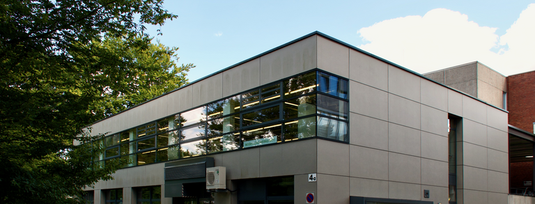 Zu sehen ist eine Übereckfoto de Modellbauwerkstatt. Im ersten Obergeschoss befindet sich der Arbeitsraum und im Untergeschoss ist die Tischlerei sowie die Laser.