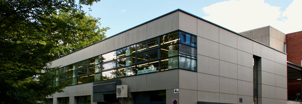 Zu sehen ist eine Übereckfoto de Modellbauwerkstatt. Im ersten Obergeschoss befindet sich der Arbeitsraum und im Untergeschoss ist die Tischlerei sowie die Laser.