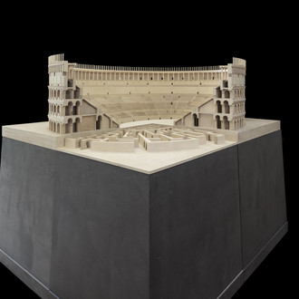 Übereck Perspektive des Colosseums von Rom. Ein Semegent im Vodergurnd wurde nicht gebaut um einen Schnitt und Grundriss darstellen zu können.