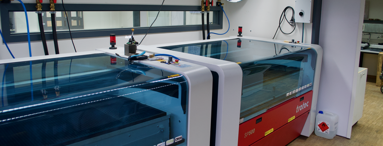 Zu sehen sind zwei Trocec Lasercutter Speedy-500, diese werden genutzt um Plattenmaterialien zu Lasern und Gravieren.