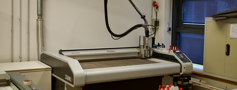 Zu sehen ist ein Zünd M-800 Schneidplotter, dieser wird genutzt um Materialen zu cutten und zu fräsen. 