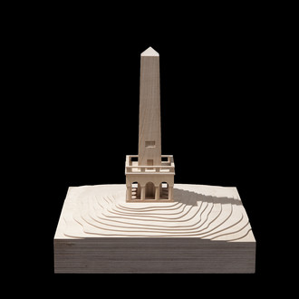 Zu sehen ist ein Holzmodell, von der Pyramide auf dem Anninger bei Mödling, im Maßstab eins zu hundert.