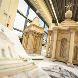 Zwei Holzmodelle aus der Modellwerkstatt, die einer Kapelle ähneln.
