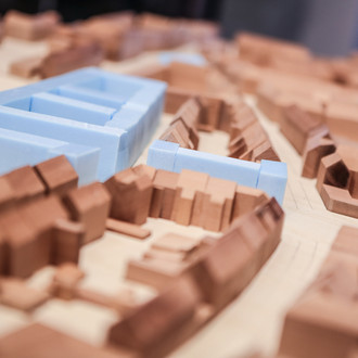 Ein kleines Modell einer Stadt aus Holz ist zu sehen.