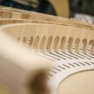 Nahaufnahme eines in der Modellbauwerkstatt gefertigten Holzmodells. 