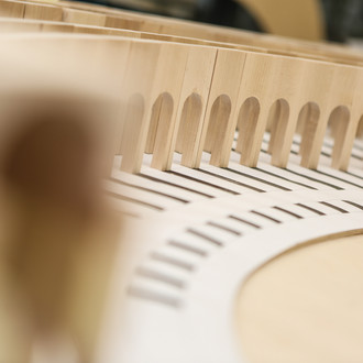 Nahaufnahme eines in der Modellbauwerkstatt gefertigten Holzmodells 